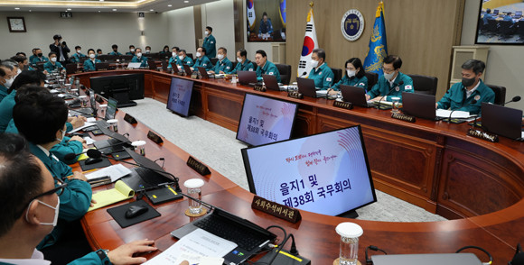 윤석열 대통령이 22일 오전 서울 용산 대통령실 청사에서 열린 을지 국무회의를 주재하고 있다. ⓒ 연합뉴스