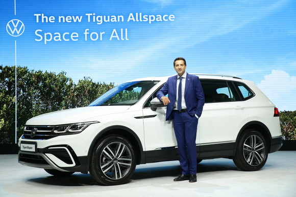 사샤 아스키지안 사장이 신형 티구안 올스페이스와 기념사진을 촬영하고 있다. ⓒ 폭스바겐코리아
