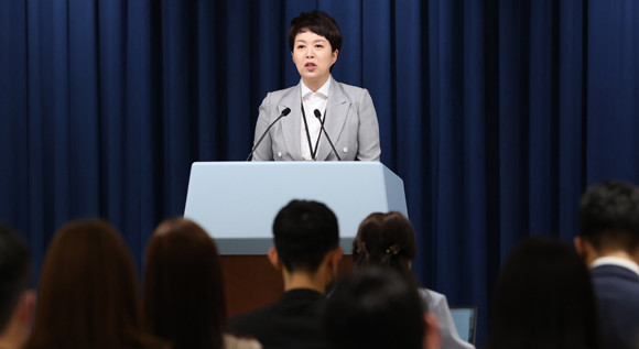 윤 대통령은 23일 용산 대통령실에서 수석보좌관 회의를 주재하고, 최근 거시경제 상황에 대한 우려를 표명했다. ⓒ 연합뉴스