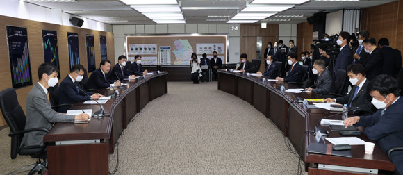윤 대통령은 "정부는 지난 6월 비상경제 체제로 전환하고, 매주 제가 직접 비상경제민생회의를 주재하며 민생 현안을 하나씩 꼼꼼히 챙기고 있다"며 이날 회의에서 논의된 내용을 바탕으로 리스크 대응책을 세밀하게 챙기기로 했다. ⓒ 연합뉴스