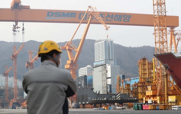 경남 거제시 대우조선해양 본사에서 숙련공이 일하는 모습. ⓒ 연합뉴스