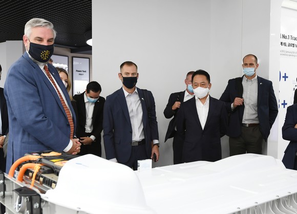 천안사업장에서 배터리 제품을 살펴보고 있는 모습. ⓒ 삼성SDI