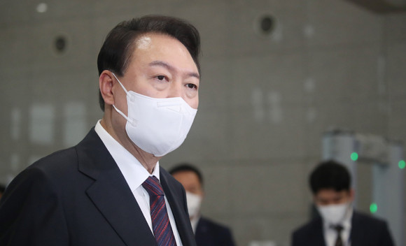 윤 대통령은 29일 도어스테핑에서 '추석 전 비서진 증폭 개편'과 관련해 "대통령실이라고 하는 것은 국민에게 가장 헌신적이고, 가장 유능한 집단이 돼야 국민에게 제대로 봉사할 수 있다"며 "가장 중요한 기관이기 때문에 늘 국가에 대한 헌신적인 자세, 그리고 업무 역량 이런 것들이 최고도로 유지돼야 한다고 생각한다"고 말했다. ⓒ 연합뉴스