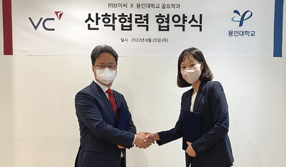 브이씨는 국내 대표 골프 거리측정기 브랜드인 '보이스캐디', 골프 시뮬레이터 '보이스캐디 VSE', 휴대옹 론치 모니터 '스윙 캐디' 등을 통해 골프 IT 관련 제품, 서비스를 연구 개발 및 판매하고 있다. ⓒ 브이씨