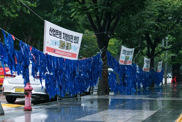 산업은행 여의도 본점 후문에는 지방이전을 반대하는 리본들이 달려있다. = 장민태 기자