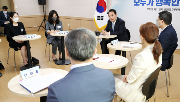 윤 대통령은 현장에 참석한 창신2동장 등 관계자들에게 혼자 지내시는 어르신들이 따뜻한 추석 명절을 보낼 수 있도록 관심과 지원을 당부했다. ⓒ 연합뉴스