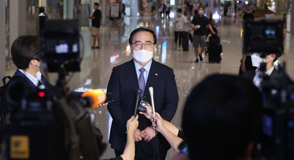 김성한 안보실장이 한미일 안보실장회의를 떠나기 전 공항에서 취재진들과 인터뷰를 진행하고 있다. ⓒ 연합뉴스