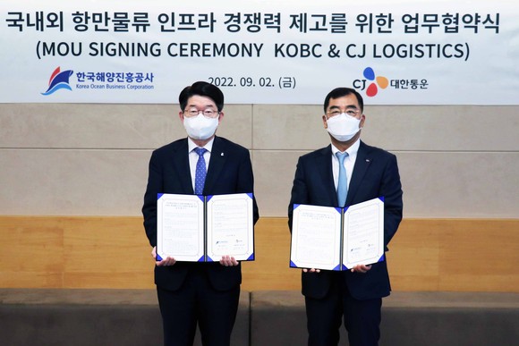강신호 CJ대한통운 대표(오른쪽)와 김양수 한국해양진흥공사 사장이 기념사진을 촬영하고 있다. ⓒ CJ대한통운