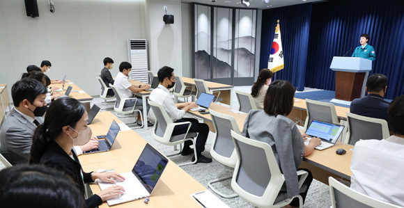김은혜 대통령실 홍보수석은 5일 용산 대통령실 브리핑룸에서 윤석열 대통령이 태풍 대비 오는 6일 새벽까지 근무한다고 밝혔다. ⓒ 연합뉴스