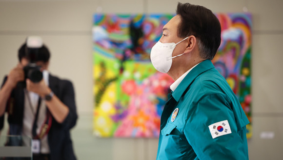 윤석열 대통령은 태풍 '힌남노'가 북상함에 따라 5일 용산 대통령실 출근길에 민방위복을 입고 출근했다. ⓒ 대통령실