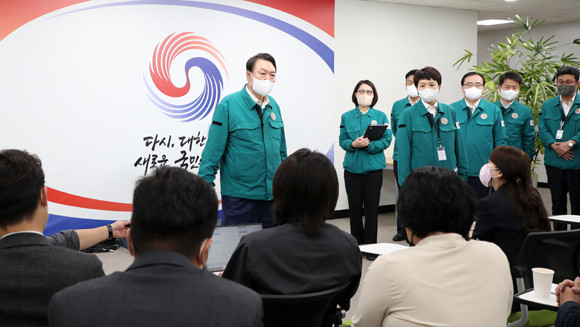 태풍 '힌남노' 비상대응을 위해 용산 대통령실 집무실에서 첫 철야를 한 윤 대통령이 6일 오전 오픈 브리핑룸을 찾았다. ⓒ 연합뉴스