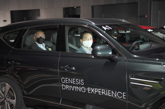 HMG 드라이빙 익스피리언스 센터 코스 체험. 뒷좌석 정의선 현대차그룹 회장, 앞좌석 서산시 태안군 성일종 국회의원. ⓒ 현대자동차그룹