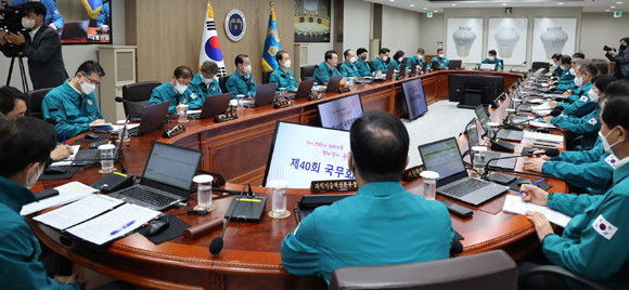 윤 대통령은 국무회의를 마친 후 태풍 피해가 가장 큰 포항을 방문해 피해 가족과 이재민들을 만나기로 했다. ⓒ 연합뉴스