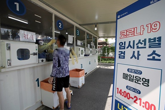 중앙방역대책본부에 따르면 10일 0시 기준 코로나19 신규 확진자는 4만2747명이다. ⓒ 연합뉴스