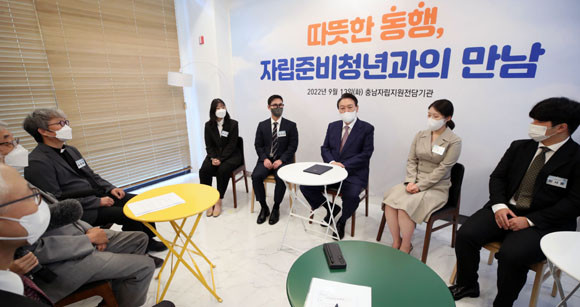 윤 대통령은 13일 충남에 위치한 자립지원전담기관을 방문해 자립준비 청년들의 애로사항을 청취했다. ⓒ 연합뉴스