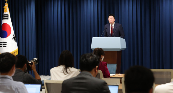 윤 대통령은 이원석 검찰총장과 한기정 공정거래위원장의 인사청문회 경과보고서를 민주당이 채택하지 않아 15일 재송부를 요청했다. ⓒ 연합뉴스