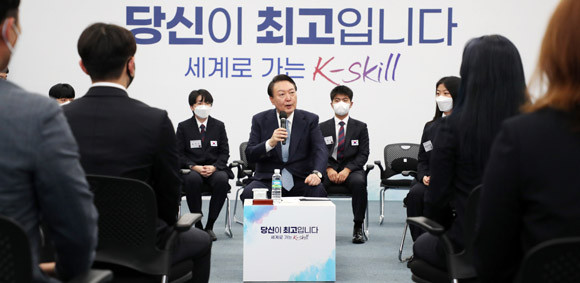 국제기능올림픽 대회 개최 이전에 대통령이 기능올림픽 출전 선수들을 직접 만나 격려한 것은 30여 년 만에 처음이다. ⓒ 연합뉴스