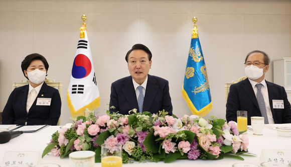 윤 대통령은 반도체특위 오찬에서 "반도체 산업은 실시간으로 해야되는 현안 과제"라고 강조했다. ⓒ 연합뉴스