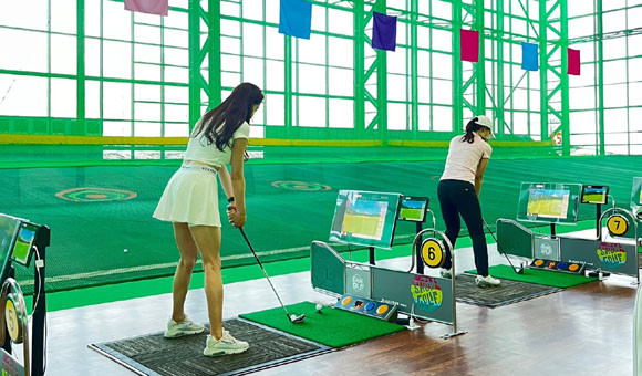 쇼골프 여의도점은 실외 연습장 치고는 거리가 많이 나오지 않지만 '플라이트스코프' 설치를 통해 자신의 비거리를 직관적으로 확인 할 수 있다. ⓒ XGOLF