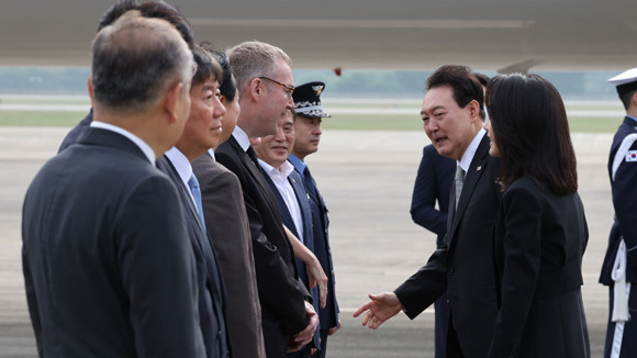 윤석열 대통령은 영국 런던에서 열리는 엘리자베스 2세 여왕의 장례식과 19일 미국 뉴욕에서 개최되는 유엔총회 참석을 위해 순방에 나서기 전 태풍 '난마돌'에 대한 철절한 대비를 지시했다. ⓒ 연합뉴스