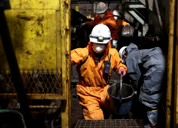 포항제철소 직원들이 침수 피해를 크게 입은 포항제철소 압연지역(후판공장) 지하설비 복구활동을 하고 있다. ⓒ 포스코