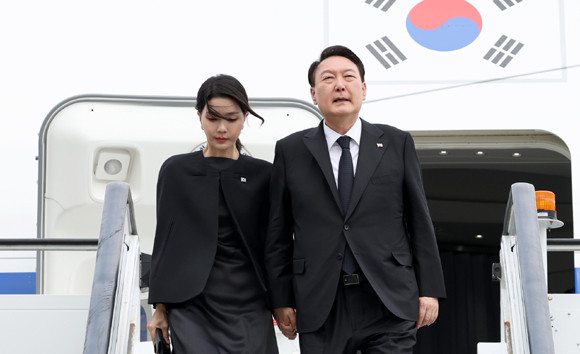 윤 대통령과 김건희 여사가 18일 오후 (현지시간) 영국 런던 스탠스테드 국제공항에 도착했다. ⓒ 연합뉴스