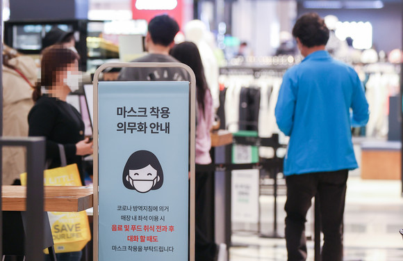 서울 시내 한 백화점 내 커피숍에 설치된 마스크 착용 안내 배너 ⓒ 연합뉴스