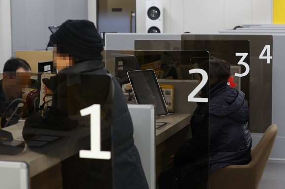 시중은행은 사회적 거리두기 해제 이후에도 영업점을 단축 영업시간으로 운영하고 있다. ⓒ 연합뉴스