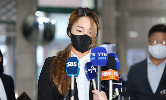 윤이나 선수는 지난 6월16일 열린 한국여자오픈 1라운드 도중 15번 홀 티샷이 우측으로 밀렸고, 이 공을 러프에서 찾은 것으로 판단해 경기를 진행했다. 그러나 이후 자신의 공이 아니라는 사실을 알게 됐지만 이 사실을 대회 종료 후 약 1달이 지난 시점에 대회를 주관한 대한골프협회에 오구 플레이를 자진 신고해 징계를 받았다. ⓒ 연합뉴스