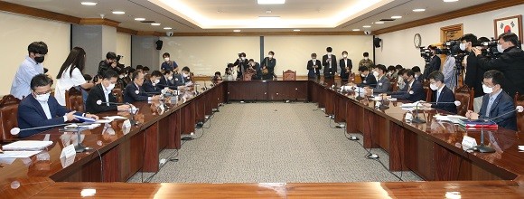 추경호 경제부총리를 비롯한 금융당국 수장들이 비상거시경제금융회의에 모여 미국 기준금리 인상과 관련된 영향·정책방향을 논의했다. ⓒ 한국은행