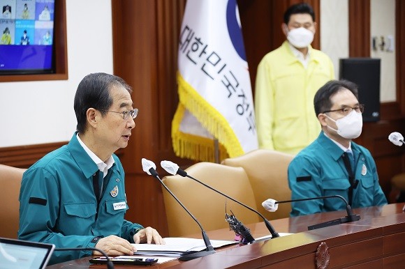 한덕수 국무총리가 23일 코로나19 대응 중앙재난안전대책본부 회의를 주재하고 있다. ⓒ 연합뉴스