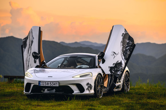 GT 외관 전체를 화이트로 래핑하고 소나무, 학, 산 등 흑백 대비와 여백이 돋보이는 한 폭의 수묵 산수화로 구현했다. ⓒ 맥라렌 서울