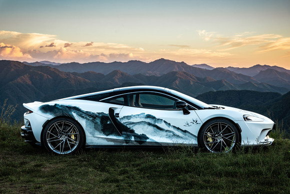 전방과 후방, 좌측과 우측 등 각기 사방을 다른 풍경으로 디자인해 맥라렌이 강조하는 '기술과 미학'의 결합을 놓치지 않았다. ⓒ 맥라렌 서울