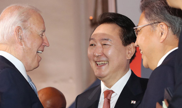 윤 대통령은 IRA 관련 바이든 대통령과 짧은 환담을 했지만 우리 기업에 피해에 불이익이 없도록 긍정적인 방향으로 이끌어 냈다고 밝혔다. ⓒ 연합뉴스