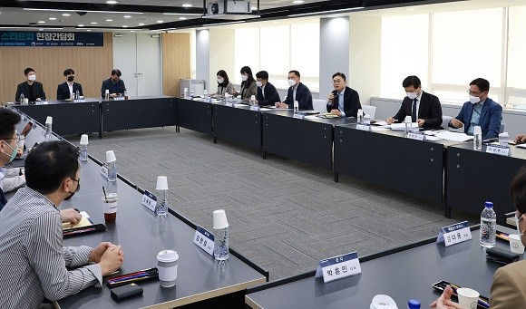 금융위원회와 초기·중소형 핀테크 기업들은 27일 첫 현장간담회를 진행했다. ⓒ 금융위원회