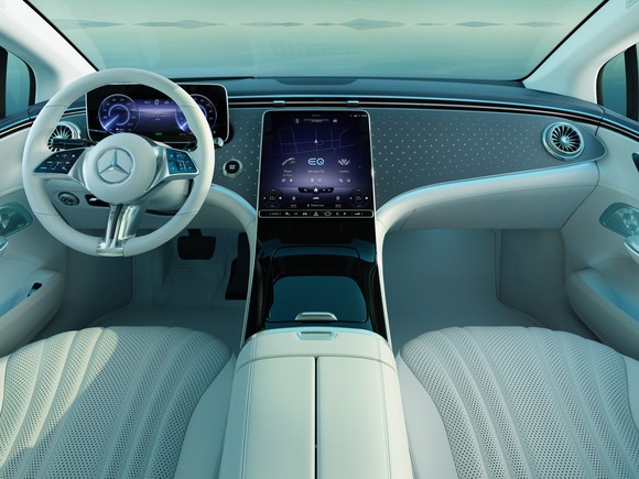 더 뉴 EQE의 실내는 넉넉한 공간감을 자랑한다. ⓒ 메르세데스-벤츠 코리아