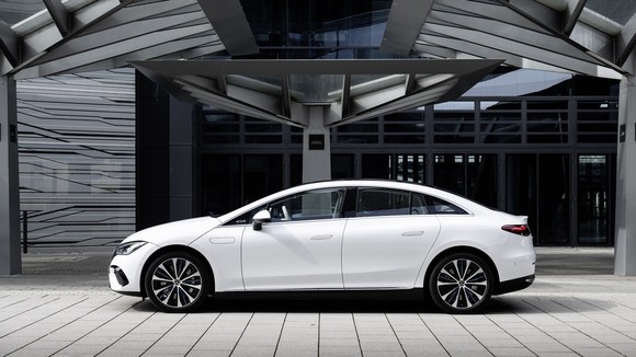 더 뉴 EQE의 측면은 쿠페형 실루엣의 모습을 띄고 있다. ⓒ 메르세데스-벤츠 코리아