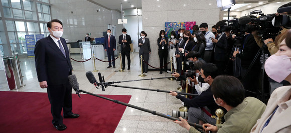 윤 대통령은 4일 출근길 도어스테핑 '순방 기간 논란' 질문에 대해 순방 성과를 긍정적으로 평가한다는 답을 내놨다. ⓒ 연합뉴스