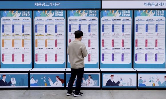 홍영표 의원은 4일 기획재정부 국정감사에서 "적극적인 청년 대책을 마련해도 모자란 시점에 정부가 일자리 예산을 축소했다"고 비판했다. ⓒ 연합뉴스