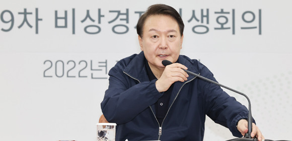 이날 회의에는 △청년농업인 △농업인단체대표 △기업인이 참석해 청년농업인 육성 및 스마트 농업 확산, 농가경영안정 방안에 대해 논의하고 의견을 교환했다. ⓒ 연합뉴스