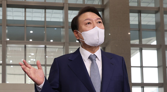 북한이 6일 단거리 마시일을 동해상으로 2발 발사한 것과 관련해 윤 대통령은 "국민의 안전과 생명을 빈틈없이 지킬 것"이라고 강조했다. ⓒ 연합뉴스