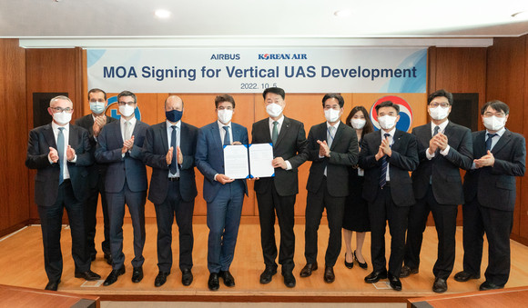 행사 관계자들이 기념촬영을 하는 모습. ⓒ 대한항공