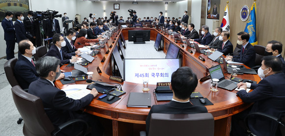 윤 대통령은 국무회의에서 고의나 중과실 없이 경미하게 법을 위반한 소상공인에 대한 행정처분 감경 기준을 확대하는 방안을 상정했다. 또 수산물 가격 공공요금 등 민생물가 안정 지원을 위한 지방세 감면 개편안을 의결하고, 공익직불금 제도의 사각지대를 해소해서 농어촌의 소득 안정을 지원하는 법률 개정안을 공포했다. ⓒ 연합뉴스