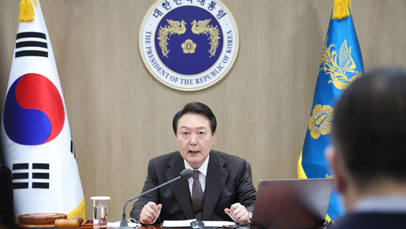 윤 대통령은 국무회의에 앞서 "우리 금융시장과 실물경제에 대한 변동성, 불확실성도 커지고 있어 우리 모두 긴장감을 갖고 철저하게 대비해야 한다"며 "정부는 24시간 점검체계를 가동하면서 거시경제와 금융시장의 안정을 위해 주력하고 있다"고 말했다. ⓒ 연합뉴스