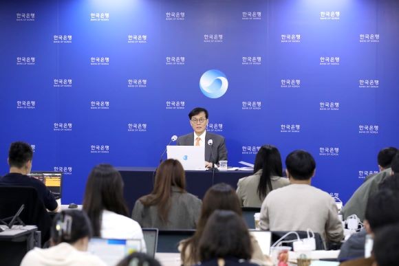 이창용 한국은행 총재는 12일 빅스텝 단행 직후 기자간담회에서 "환율 상승 기대 등 금융불안 요인들을 고려할 때 정책대응 강도를 높일 필요가 있다"고 설명했다. ⓒ 한국은행