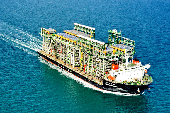 한진리더호가 중량 모듈을 운송하고 있다. ⓒ 한진