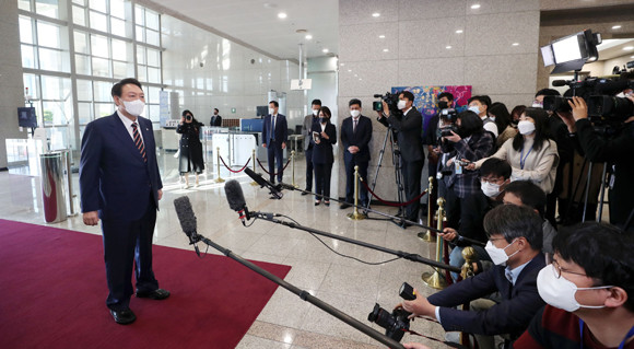 윤 대통령은 지난 15일 카카오 '먹통' 대란과 관련해 "신속한 복구가 이뤄질 수 있도록 잘 챙기고 있다"고 했다. ⓒ 연합뉴스