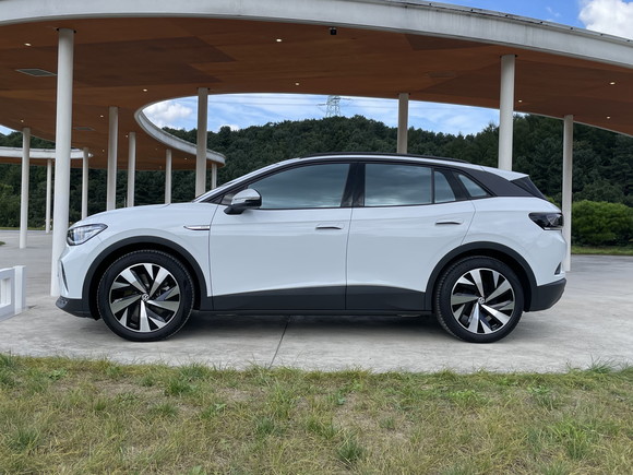 ID.4는 바람이 빚은 듯한 유려한 라인으로 도로 위에서 남다른 존재감을 드러낸다. = 노병우 기자