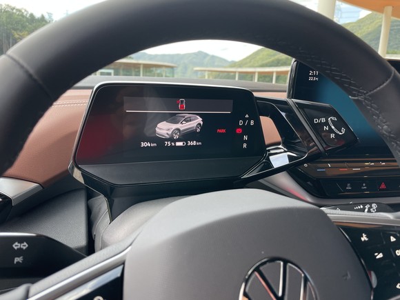 계기반 우측에 위치한 컬럼식 기어 셀렉터. = 노병우 기자