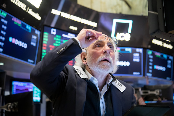 뉴욕증권거래소(NYSE)에서 근무 중인 트레이더의 모습. ⓒ 연합뉴스